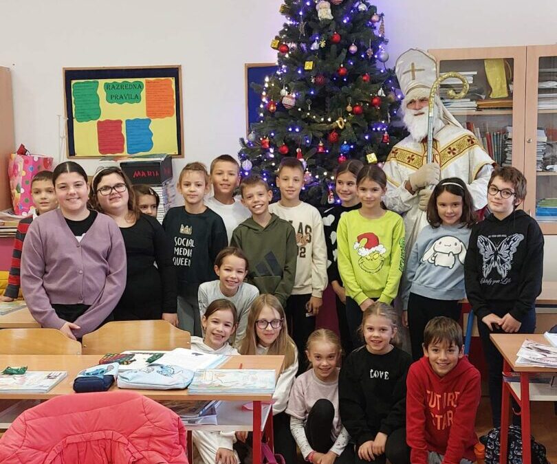Sveti Nikola u posjetu školi